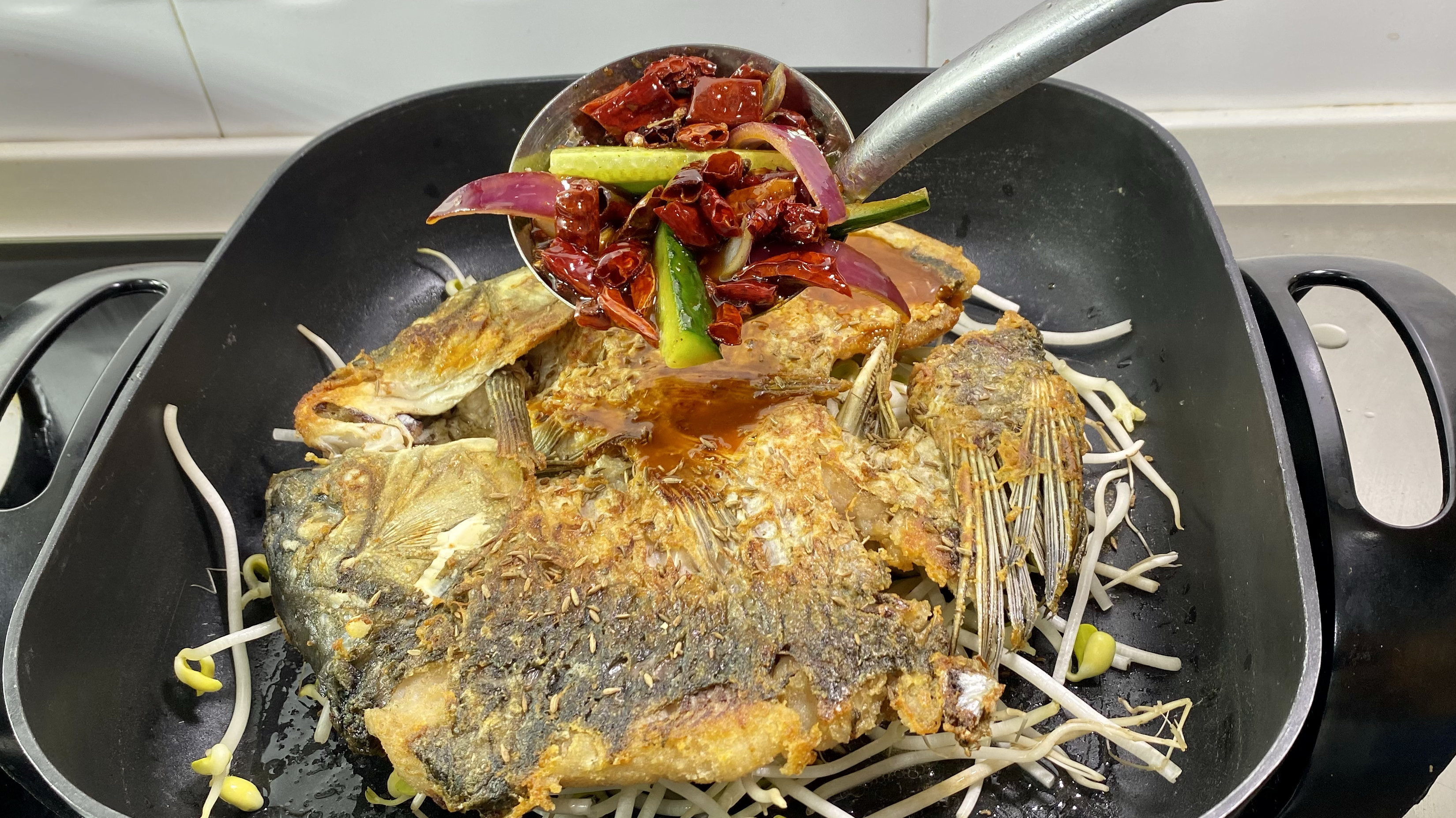 烤鱼这样做才好吃,不炸不烤做法特简单,在家也能做出饭店味道