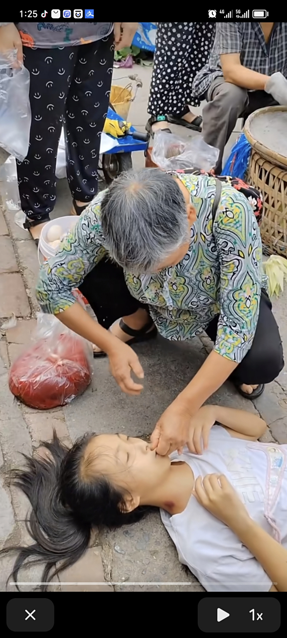 小女孩在街上突然晕倒,老奶奶不顾劝阻为其刮痧,掐人中,最终小女孩