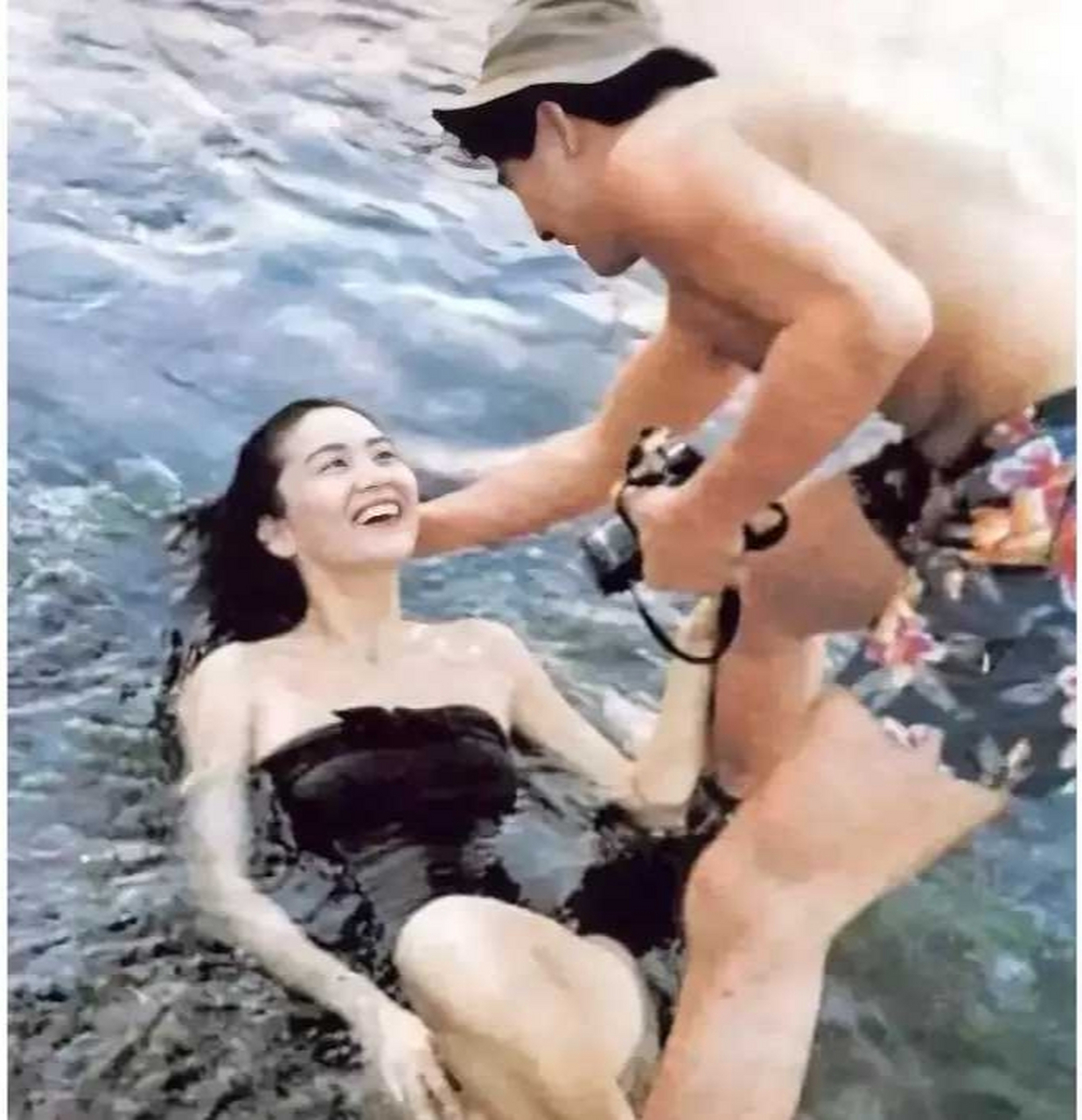当时正值夏日,林青霞与秦汉在海边玩水中表现出了甜蜜的恋情