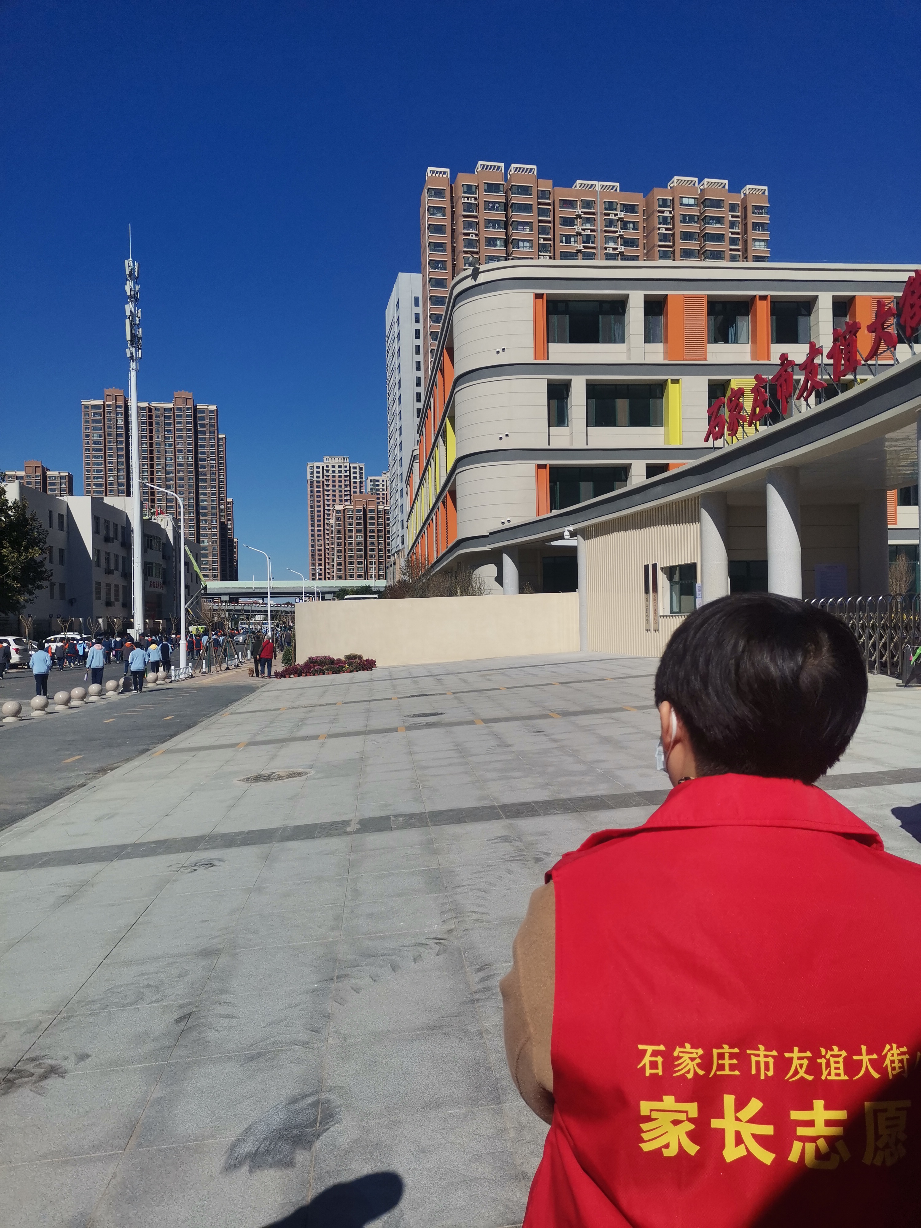 学校更改入校时间,学生怎么劝都不敢进