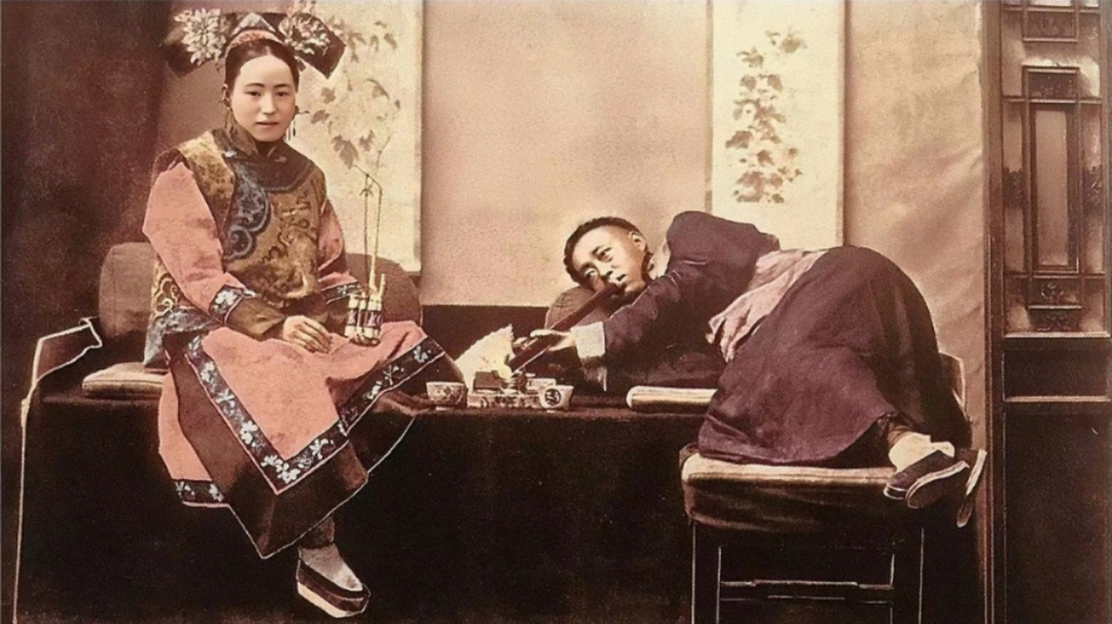 1904年,晚清时期,一大户人家夫妻俩在吸大烟!