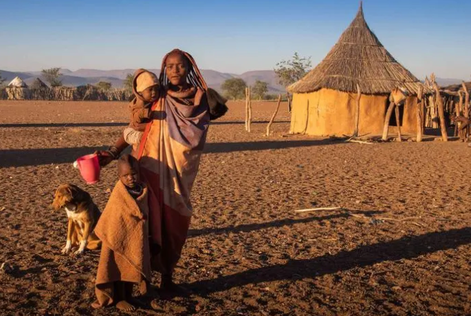非洲红泥族妇女图片
