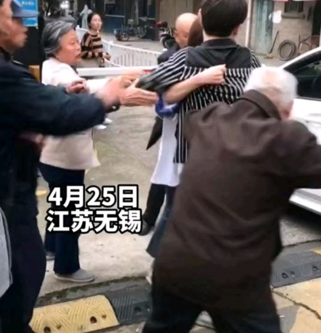 江苏无锡男子开豪车进小区被拦,堵门口遭大爷群殴!女友赶到劝阻