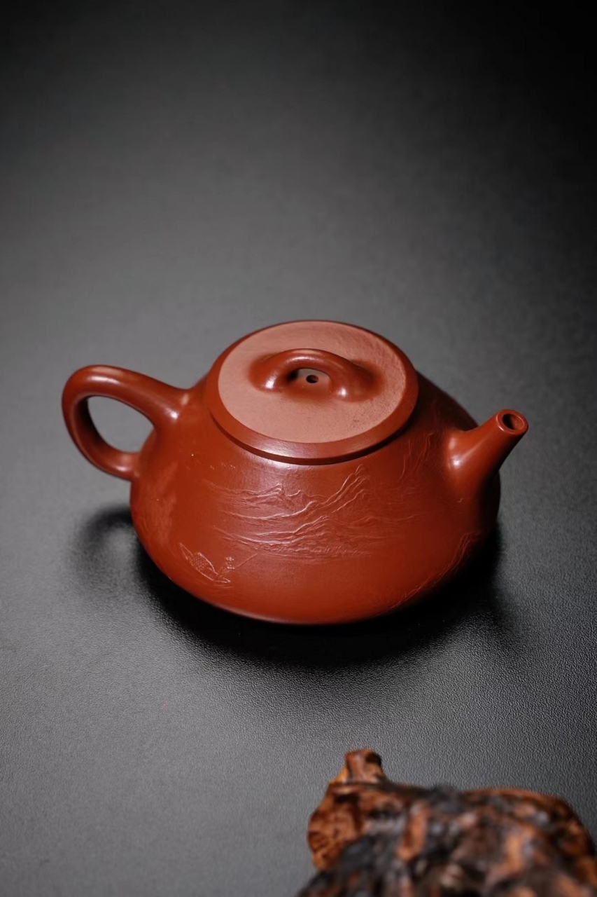 泥绘山水 任瓢 大红袍料本色泥绘 质感一流.#宜兴紫砂壶# #全手工