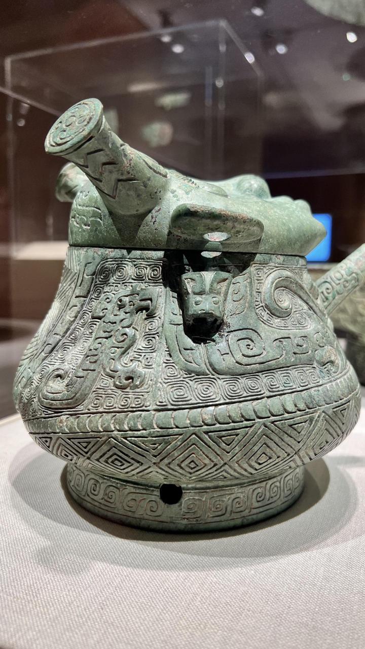 商晚期安阳青铜人面盉.