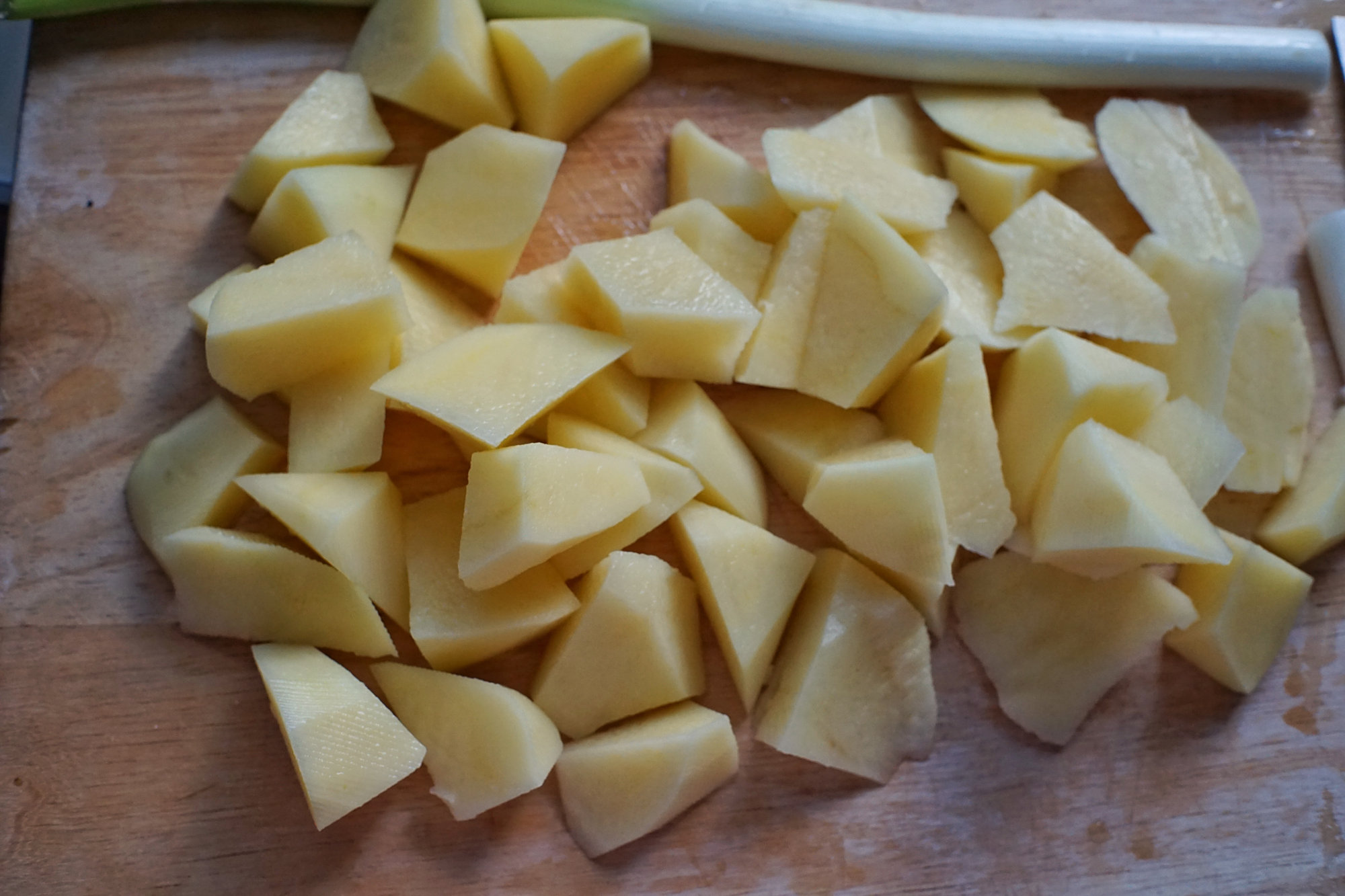 2,土豆洗净去皮后滚刀切成大块