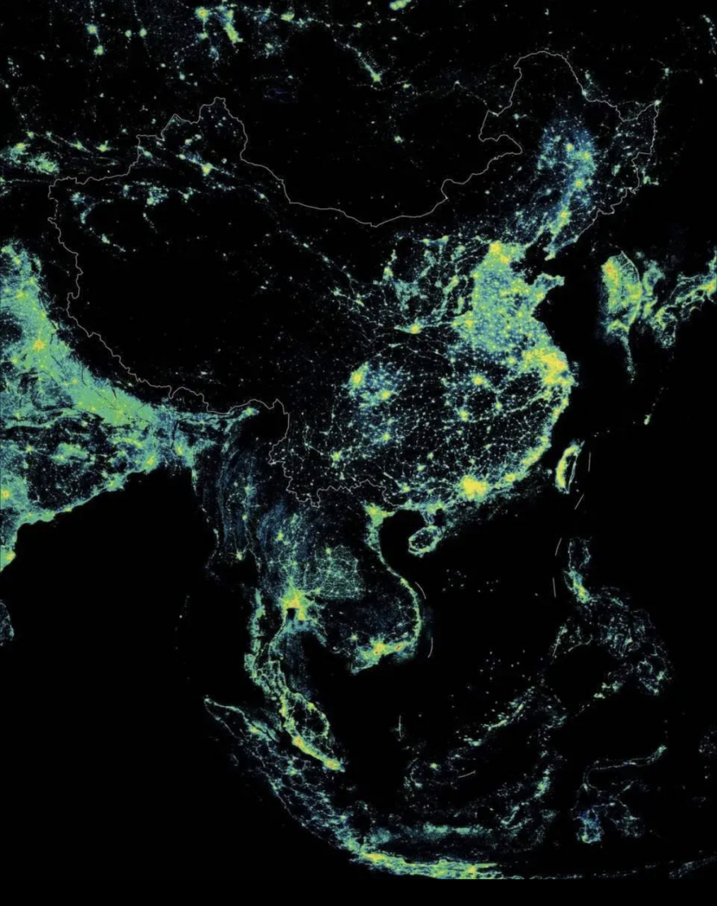 2020年中国各地的夜间灯光地图,真实反应了各地的人口集聚度,沿海地区