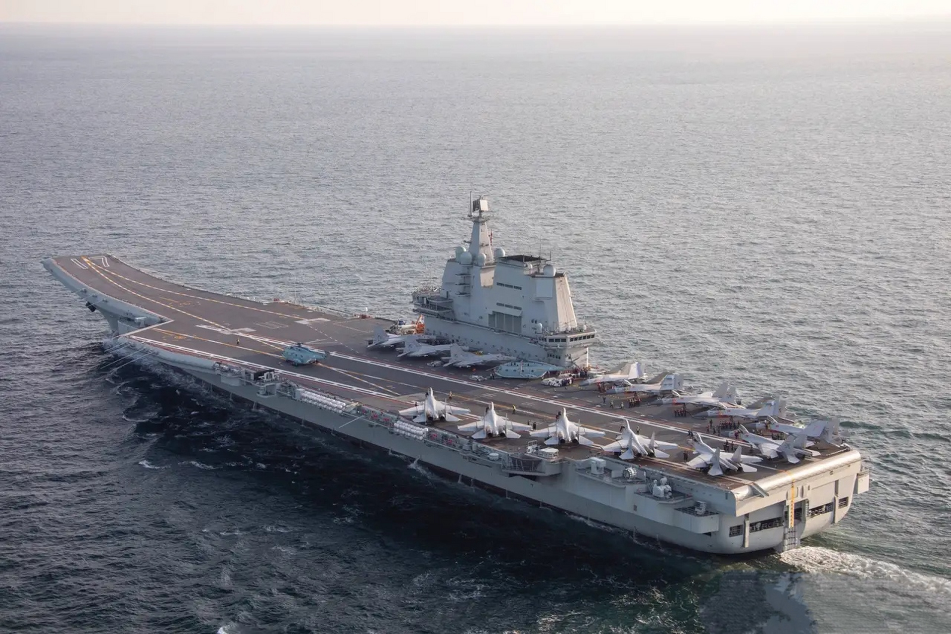 我国山东舰航母编队在台湾岛的东部,遏制住援台"咽喉",与美军航母打击