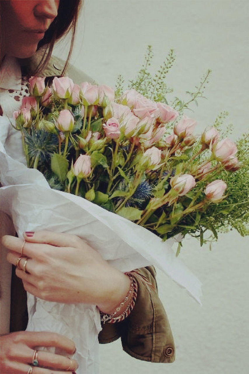 有一天,我俩躺着玩手机,他让我帮他买几条内裤,因为他的已经穿的破的