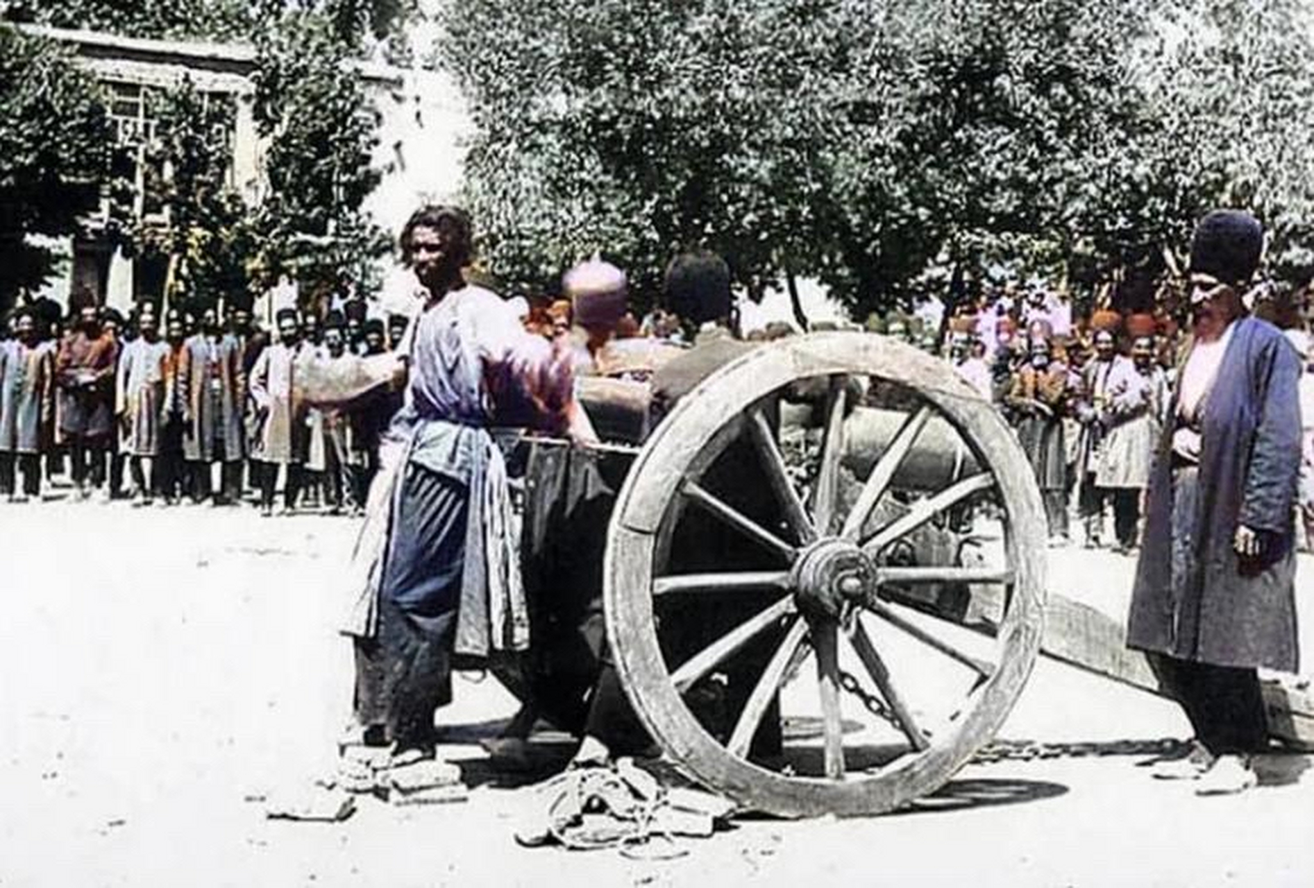 1890年,伊朗炮决现场,一个死刑犯被捆在大炮的炮口上,此时的他已经被