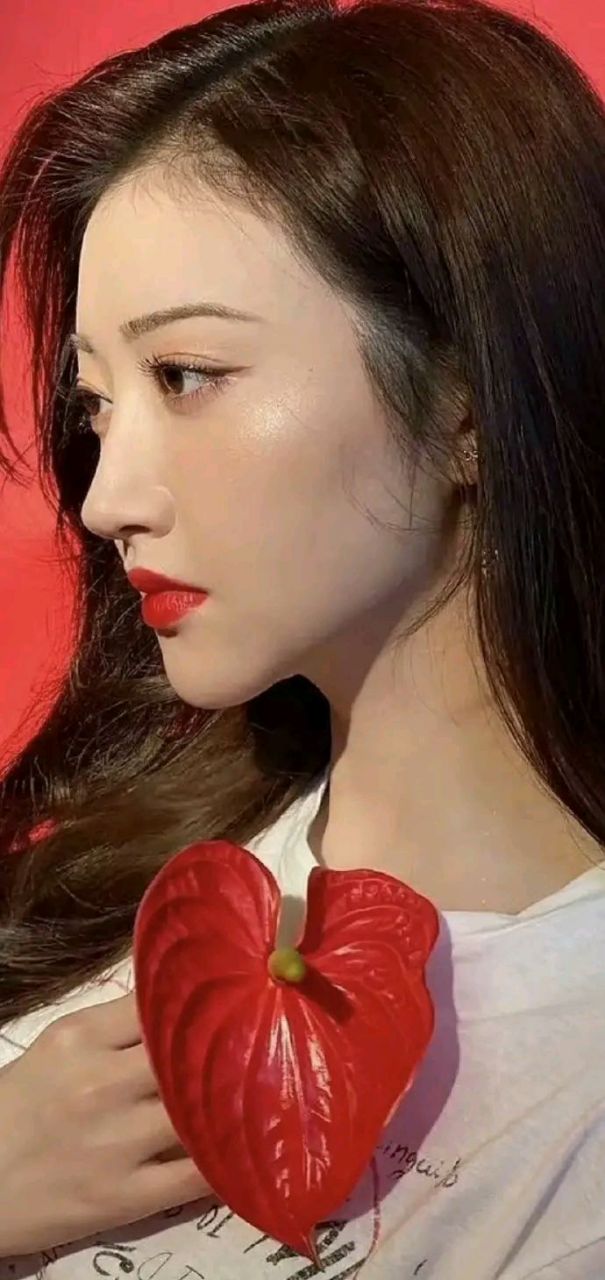 景甜侧脸怼脸生图,大家的关注点是皮肤状态绝了,我的关注点是她的鼻子