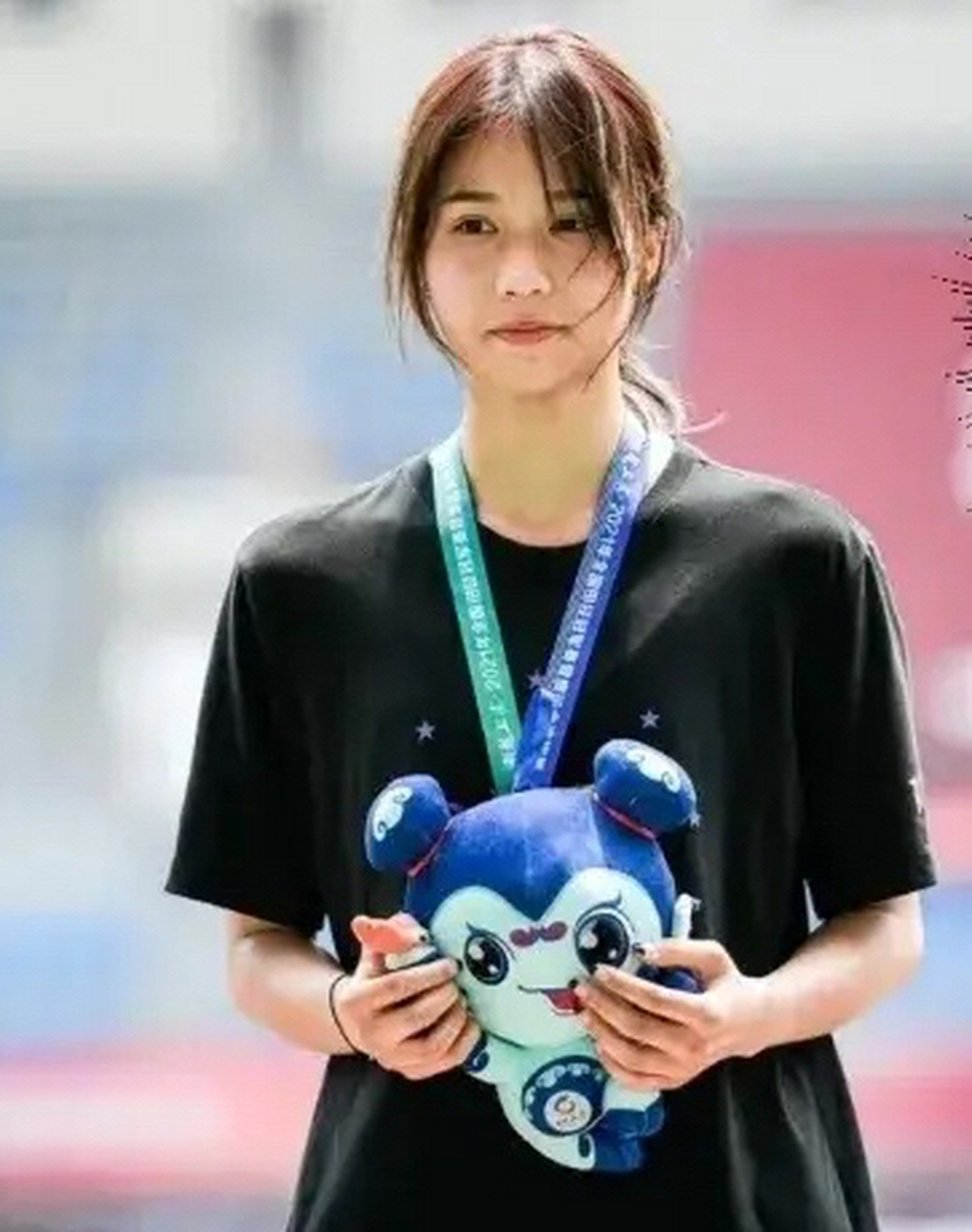 大众女神夏思凝夺得百米飞人冠军,真的是肤白貌美,大长腿,五官精致