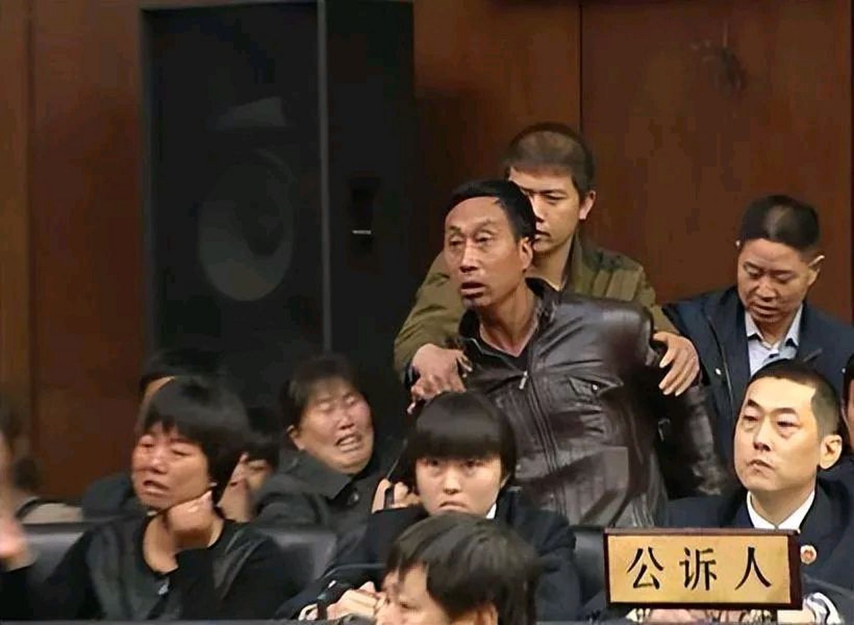 "这个眼神直勾勾的悍匪杀人犯突然回头看向原告席,挑衅般的眼神瞬间