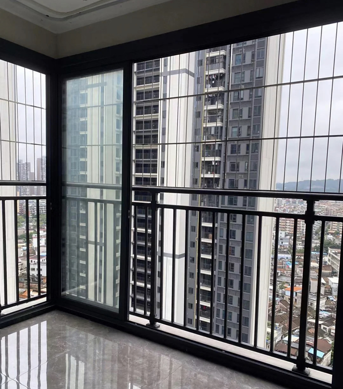 封阳台可别做大玻璃落地窗了,就装这种推拉窗,通透性简直绝了!