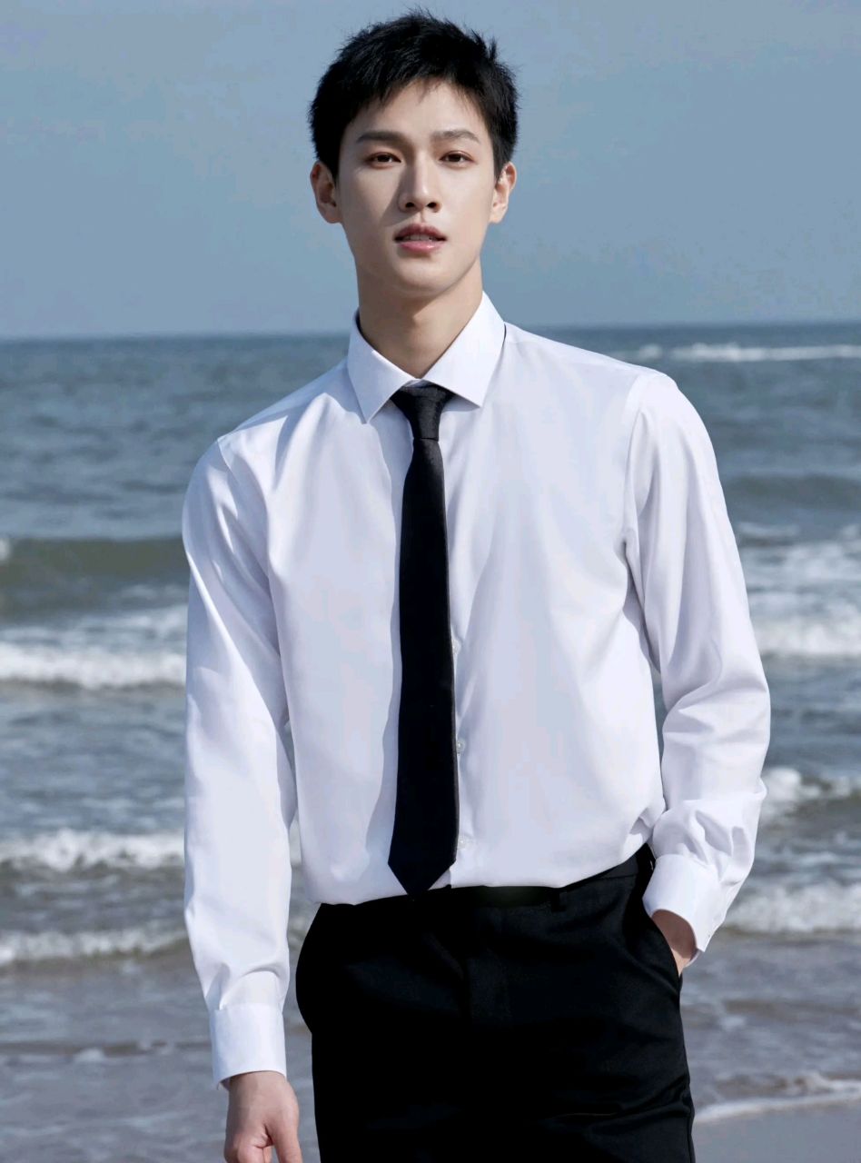 李昀锐白衬衫造型帅气优雅#娱乐大赏# #娱乐明星# #明星的那些神图