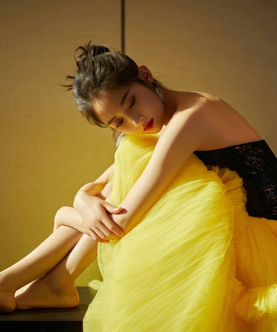 陈钰琪黑抹胸柠檬黄蓬蓬裙,公主气质好美哦!
