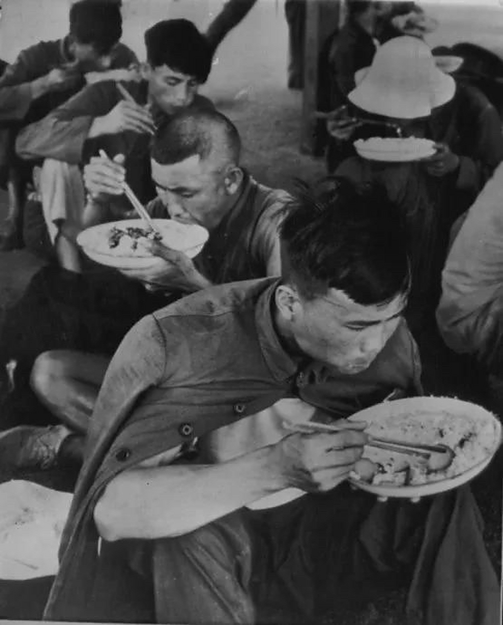 1979年,近70000人偷渡香港,边防军人鸣枪示警,一名受伤的偷渡者,恳求