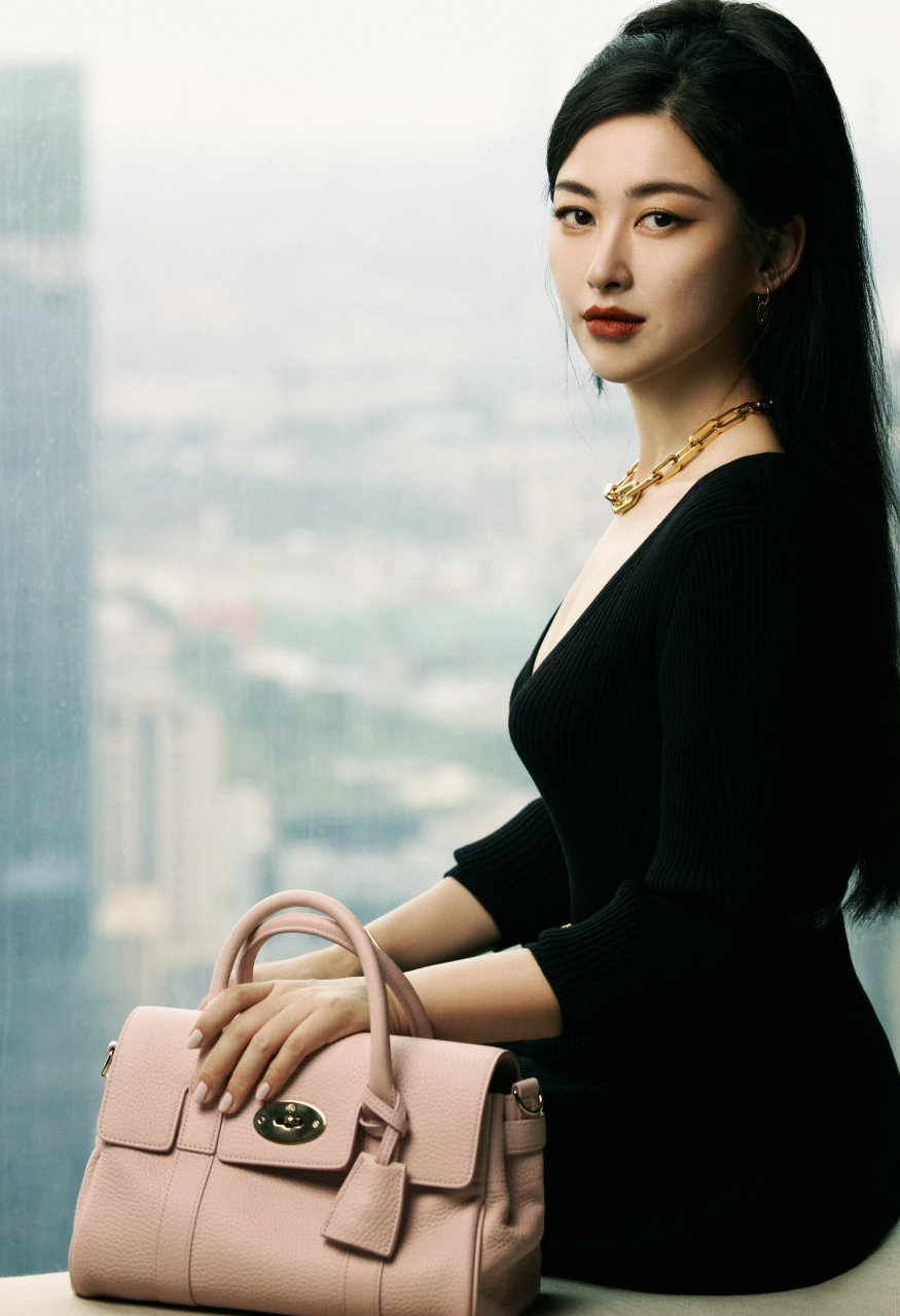 朱珠身着黑色长裙化身芭比公主,太美了!