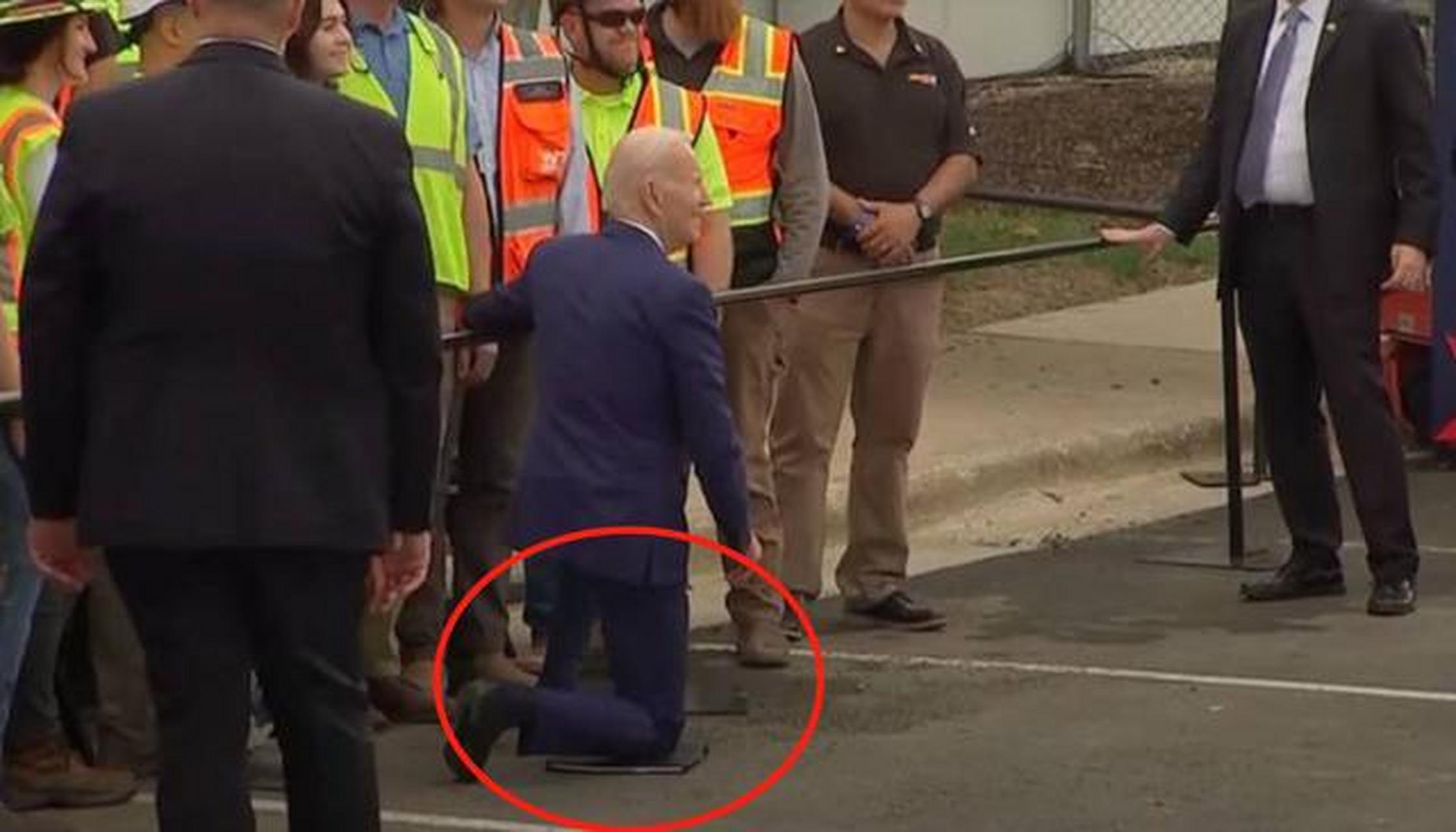 拜登跪了拜登合影时突然单膝跪地# 据外媒报道,美国总统拜登在北卡罗