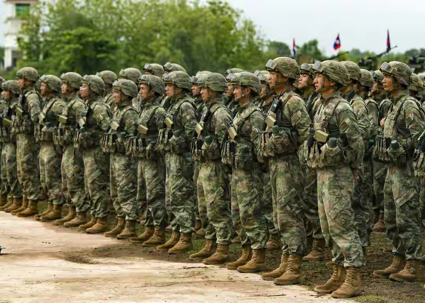 中老"友谊盾牌-2023"联合演习26日在老挝人民军库玛丹学院训练场落下