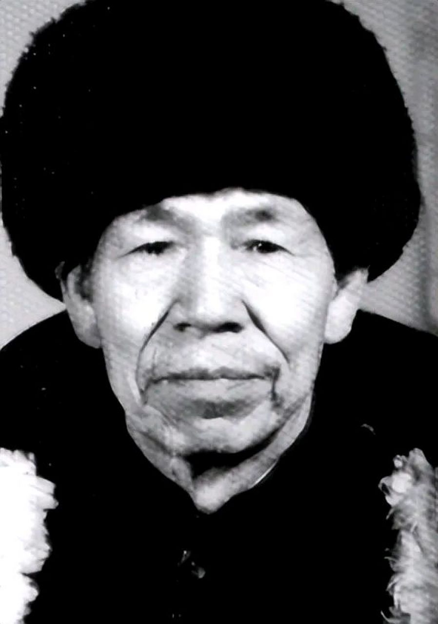 哪成想,肖万世竟然拔出枪,喊道:"嫁也得嫁,不嫁