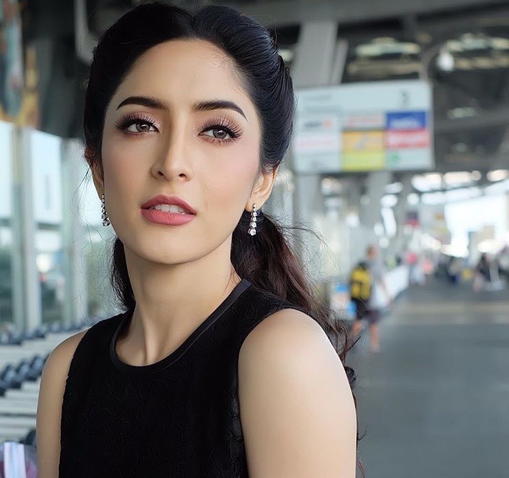 泰星pinky出道就跟weir搭档,前男友是aum,离婚后回归依旧是女主