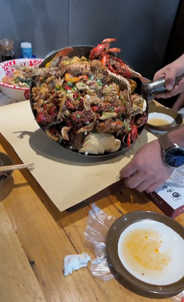 和老公还有两个朋友一起来这饭店吃饭,端上来了,118这样一大锅,我说