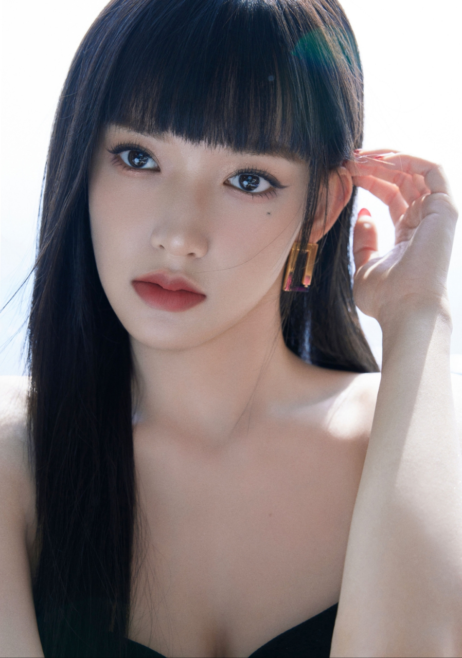 程潇换了新发型,黑长直加齐刘海,反而没有辨识度了.