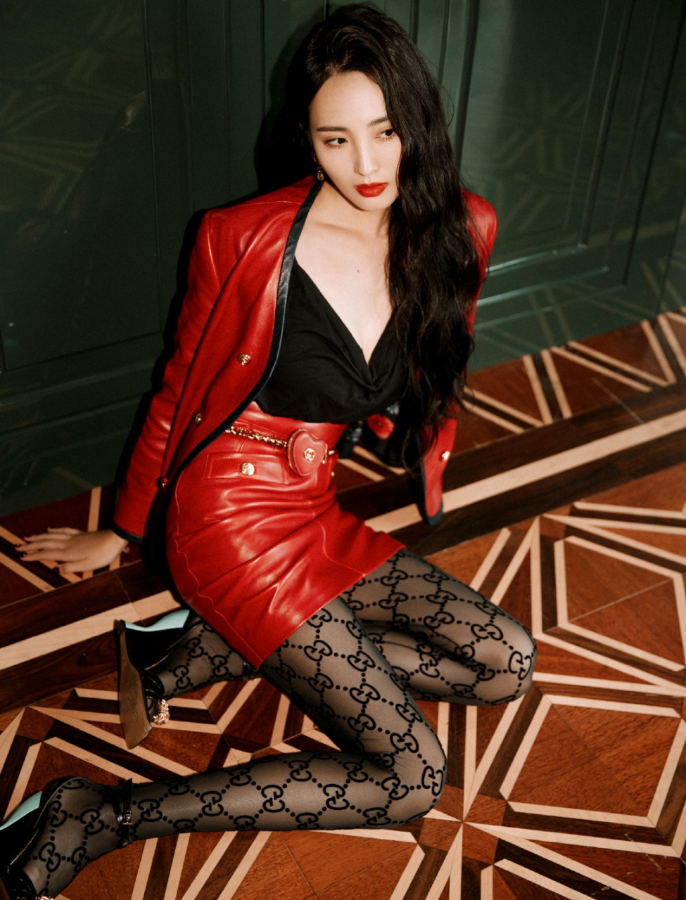 王紫璇# 高贵冷艳的气质,婀娜多姿的身材,丰满傲人的事业线,前凸后翘