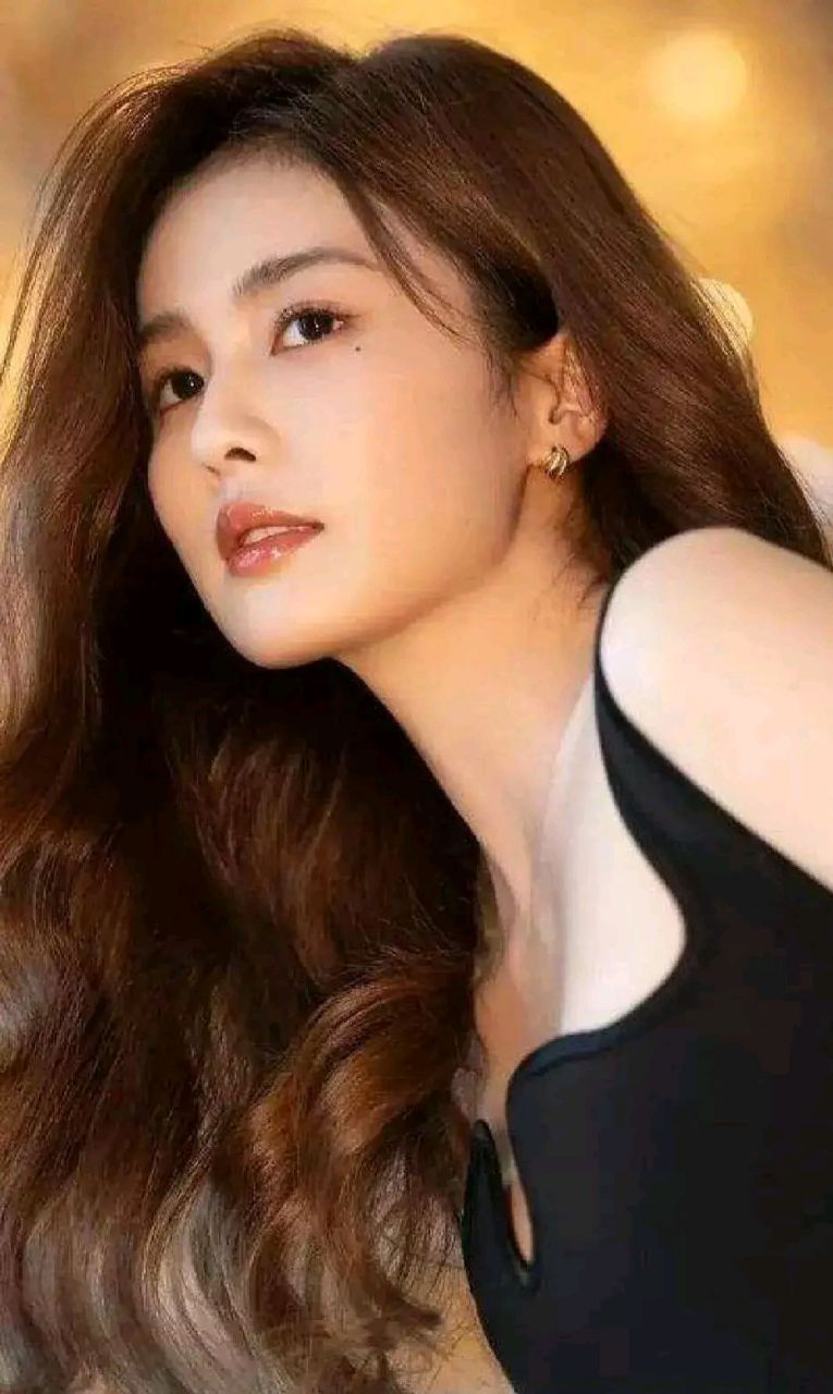 第一张照片上的女子真是太美了, 但我感觉好像哪里不对劲儿,你们发现