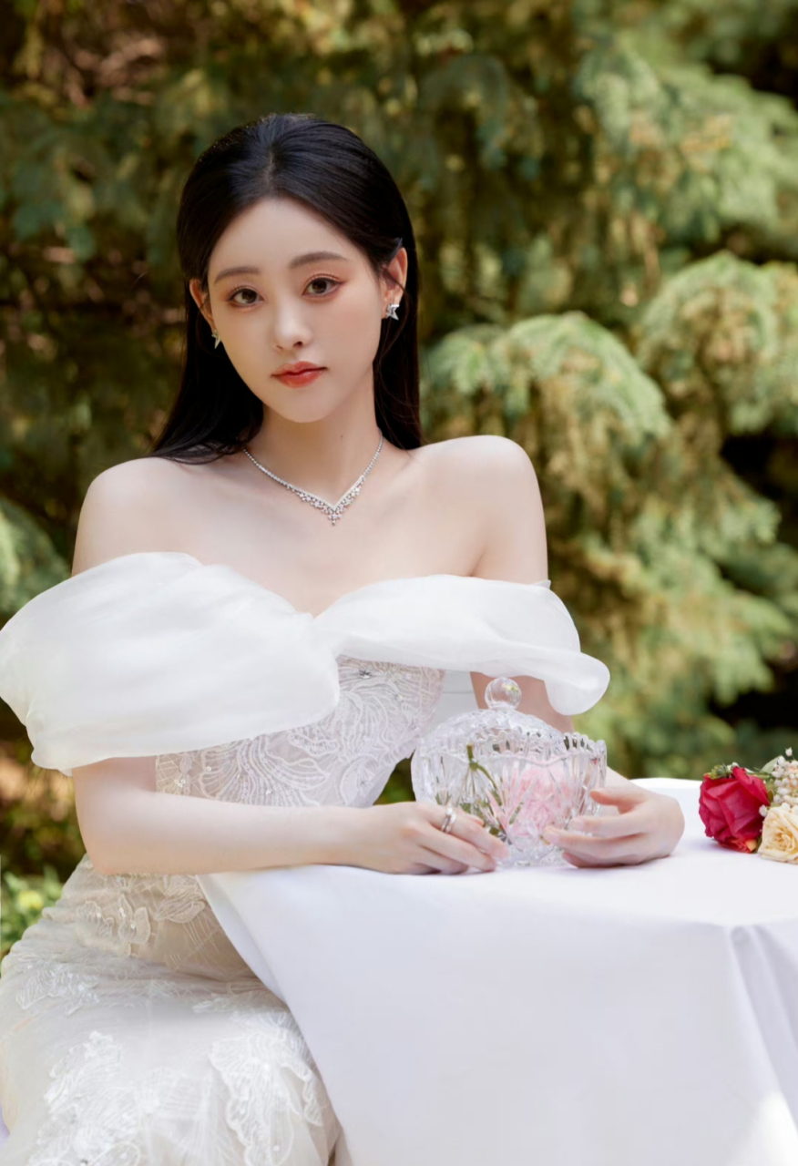 阳光很好,祝绪丹很美,祝绪丹穿着白色礼服很害羞的样子,显的清纯甜美!