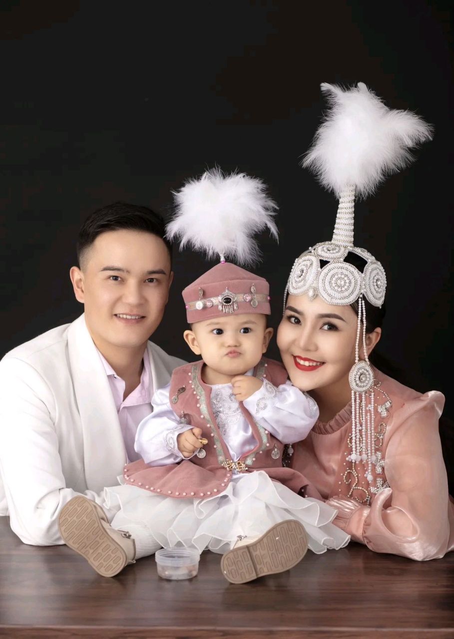 哈萨克族小朋友周岁照