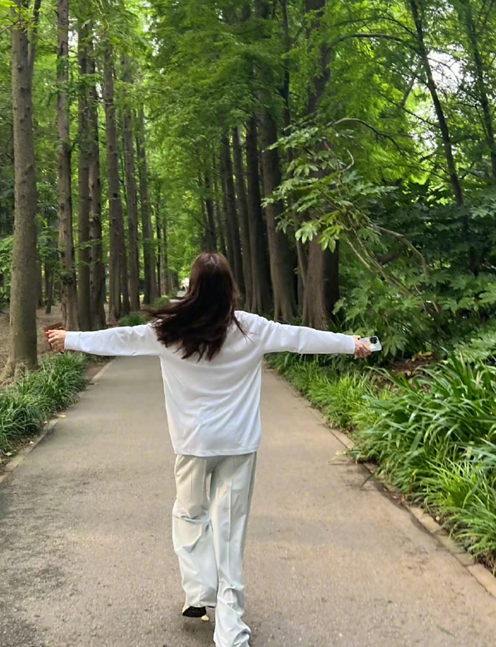 晒生活照真是女明星之中的清流,笑到模糊的正面照,头发乱甩的侧面照