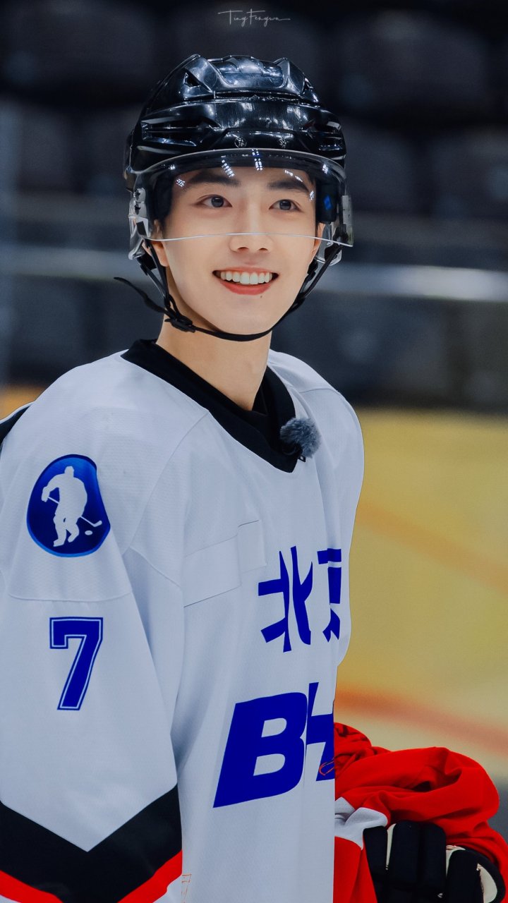 肖战最帅滑冰美照来一波,九宫格都放不下了,昨晚还没看够的,还意犹