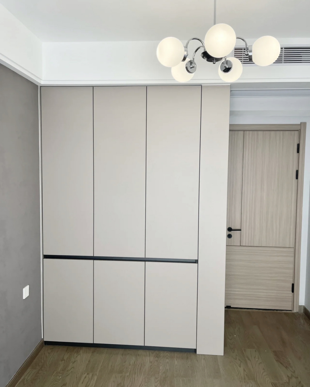 审美不到位,衣柜就别挑战拼色了,尤其是这种见光板和柜门不同色的,看