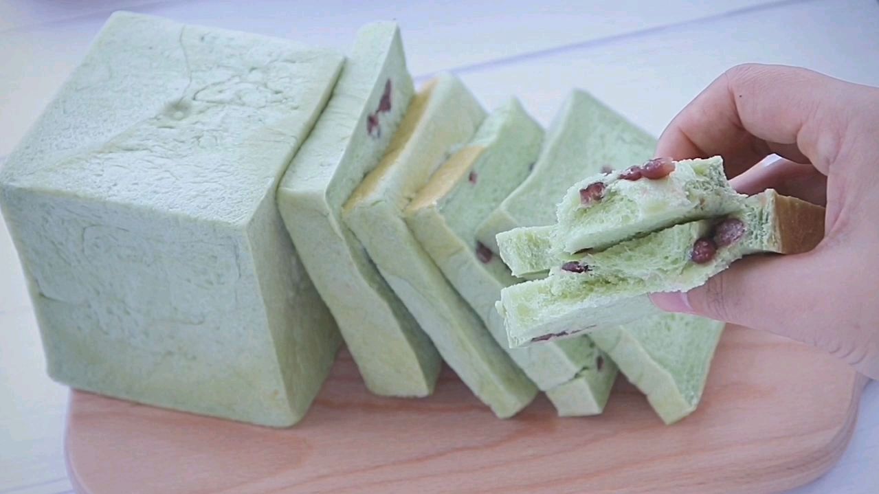 软到可以拉丝的抹茶吐司,口感清香柔软,可以一片一片撕着吃
