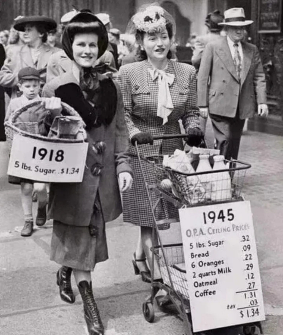 1945年,两名衣着考究的外国女人,分别展示1.