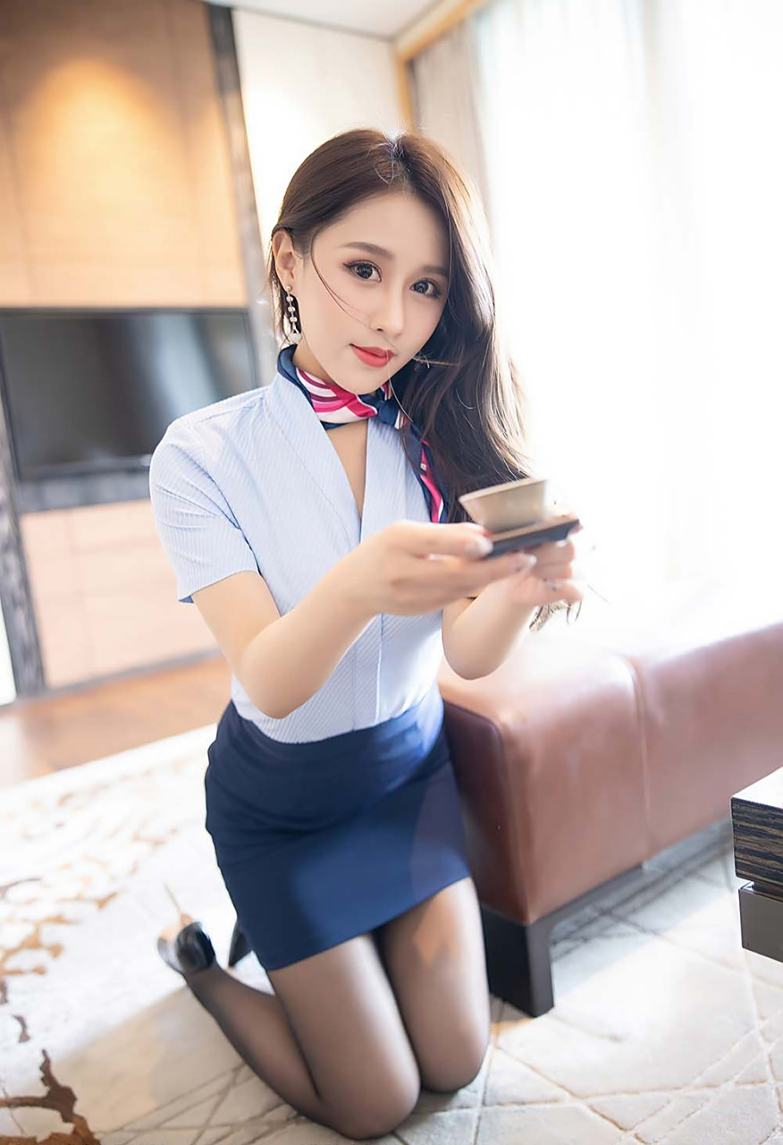 酒店服务员服务周到啊#性感好身材# #黑丝美脚