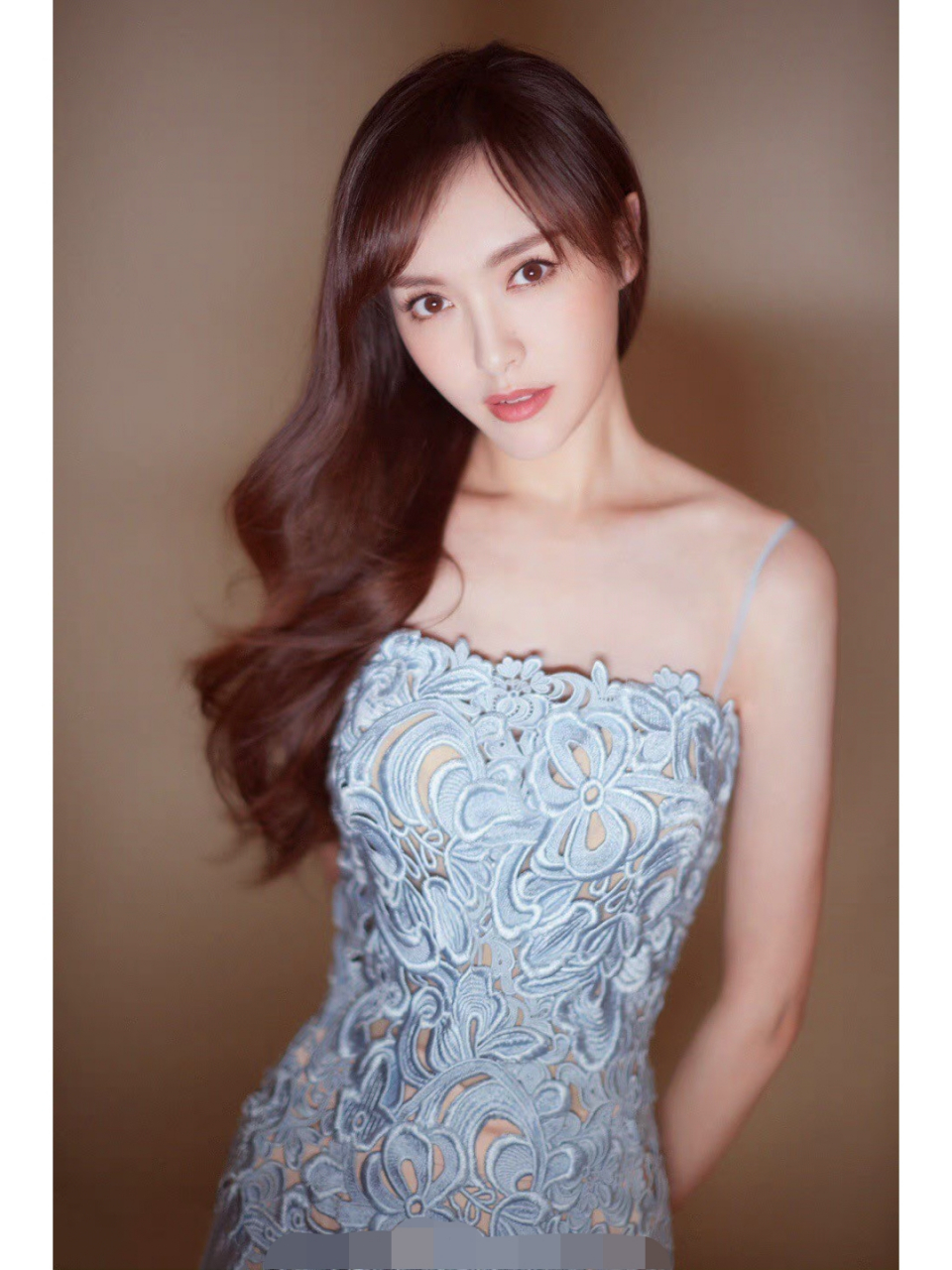 唐嫣一袭蓝色镂空裸背裙尺度大开,罕见秀出美背,搭配上大波浪卷发