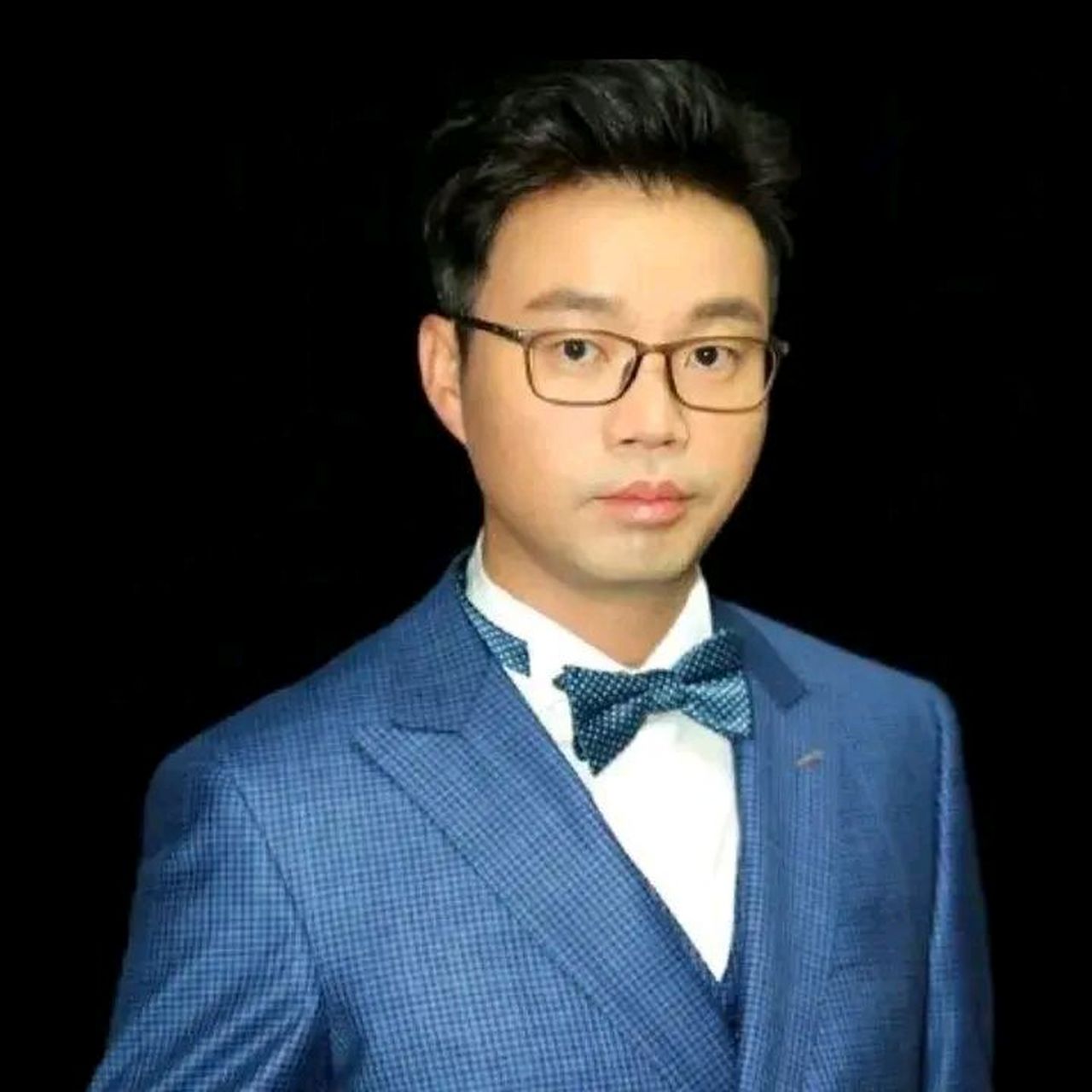 这位男演员出生于四川成都,极具辨识度的特征就是两颗松鼠一样的门牙