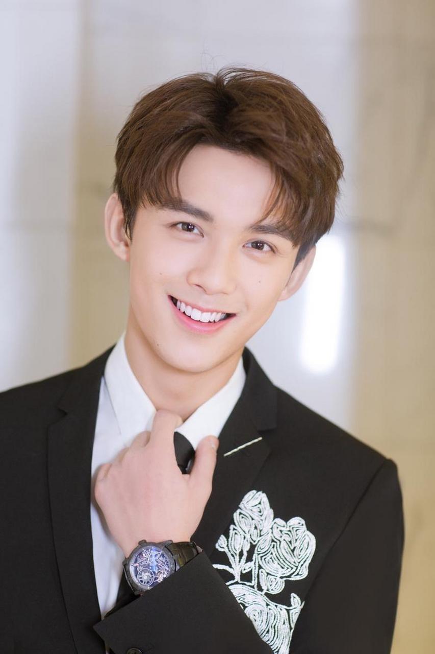 吴磊这笑容真的太治愈了有没有,你们喜欢这样的笑容吗[色]#我们都爱聊