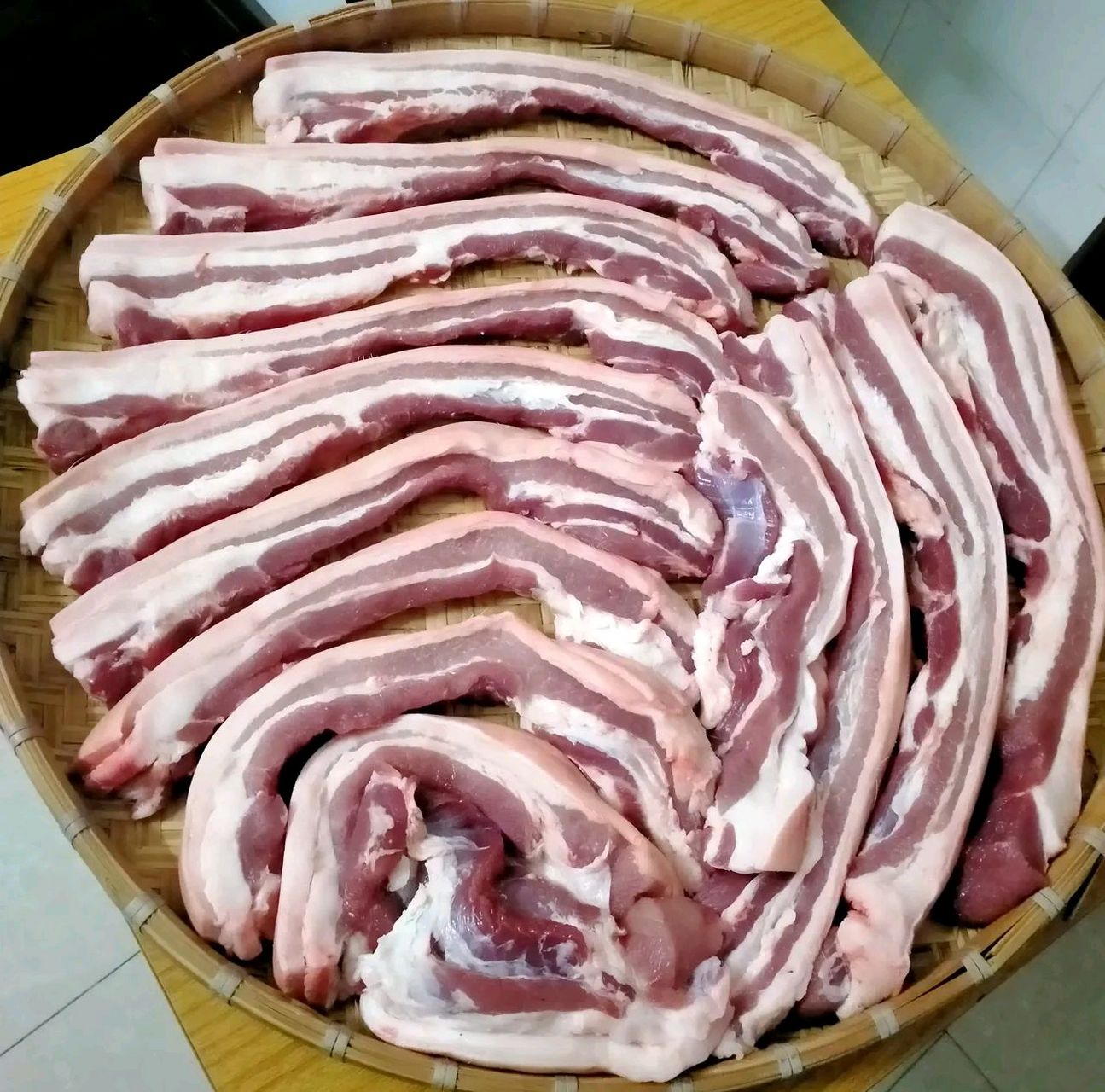 今天又买了13斤猪肉晒腊肉,因为我买的多,老板优惠了两块钱一斤,13斤