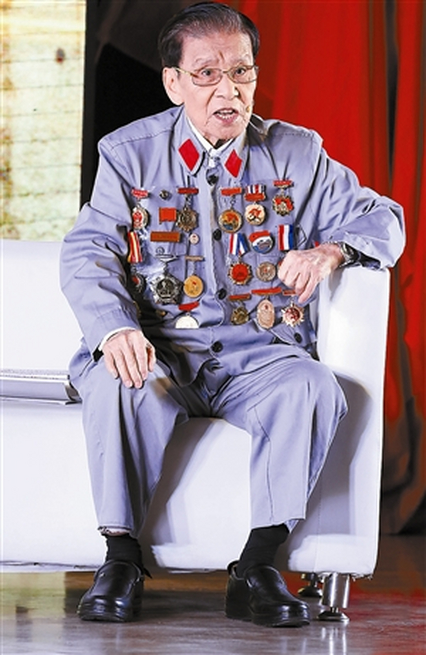 这个铃木君叫陈敏学,1929年出生于深圳东门老街一普通家庭,父母经营