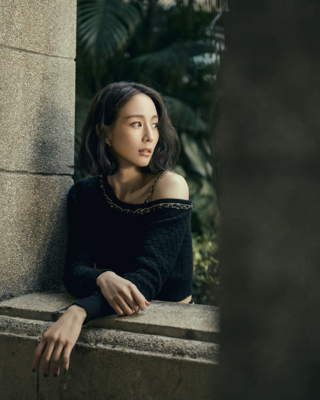 张钧甯# 一袭黑色穿搭,尽显婀娜多姿的曼妙身材,性感妖娆的小蛮腰