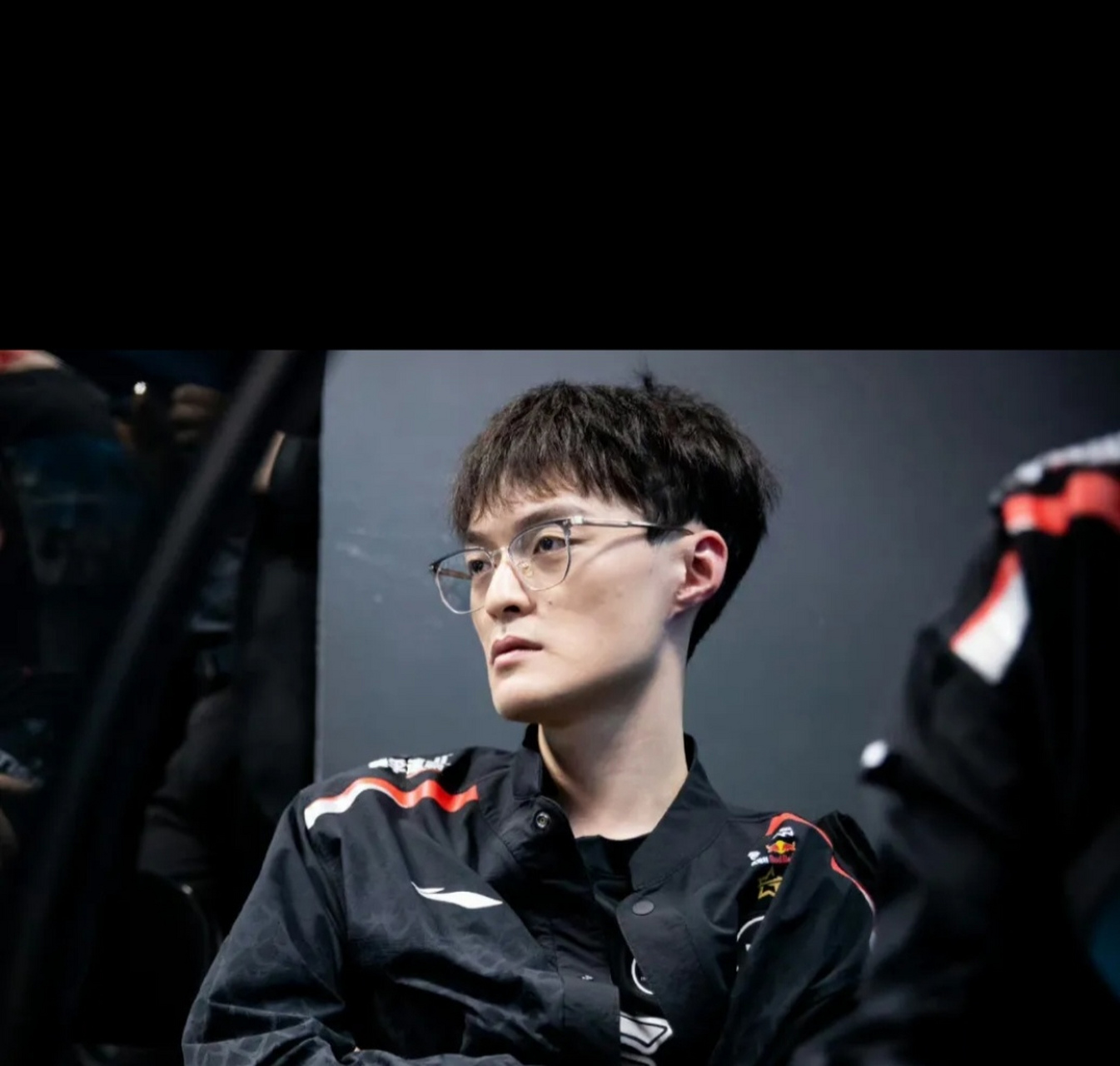 在edg败给tt后,fofo受到了很多的批评和指责,在7号更改韩服id,改为