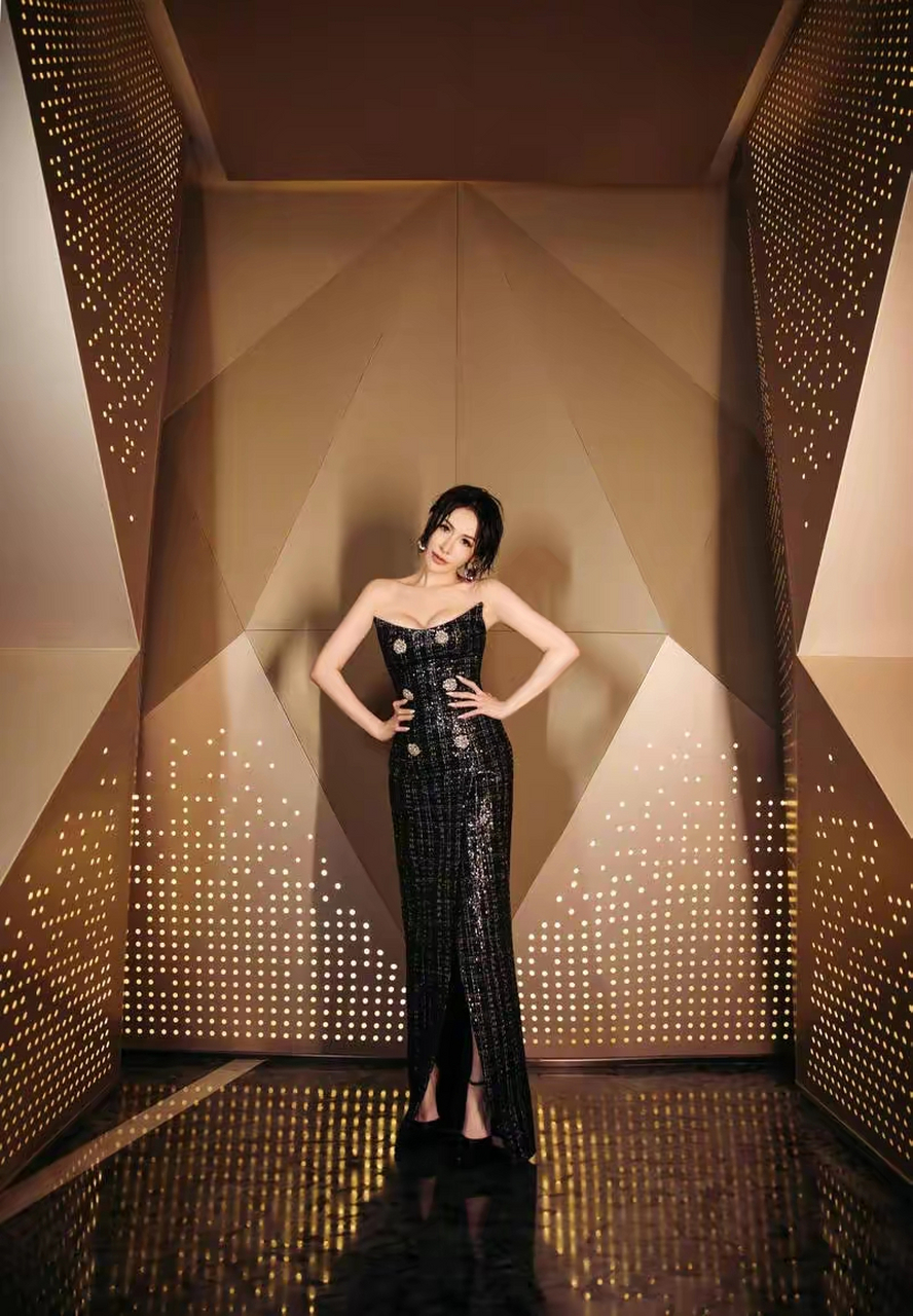 娱乐热点大当家# 萧亚轩晒出一组活动照,照片中的她身穿抹胸紧身裙