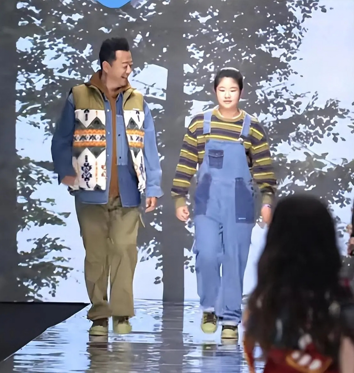 郭涛的女儿郭懿文罕见亮相,11岁女儿个头直逼老爸,跟哥哥石头共用一张