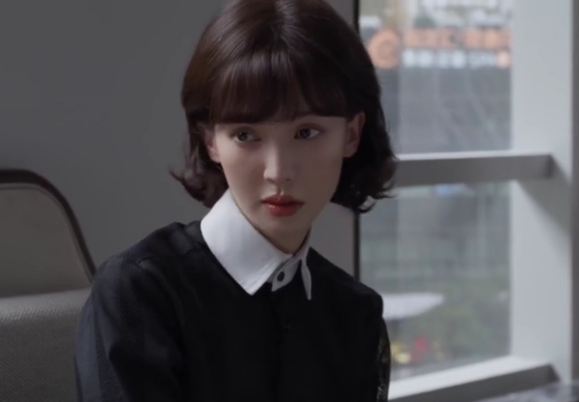 《平凡之路》里,金晨饰演的女主左娜,一开始觉得她的发型不好看,现在