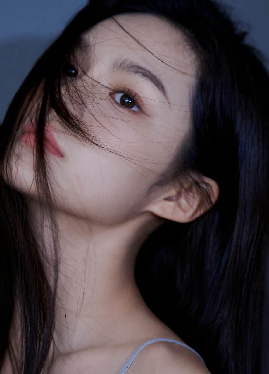 林柒予# 一袭蓝紫色吊带纱裙,清纯唯美的容颜,窈窕曼妙的身材,白皙