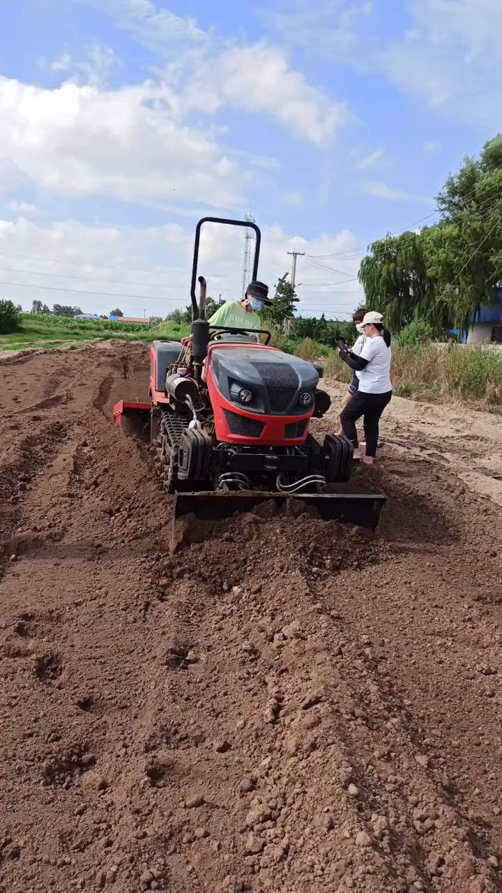 可以一次性完成多种作业的50马力履带拖拉机